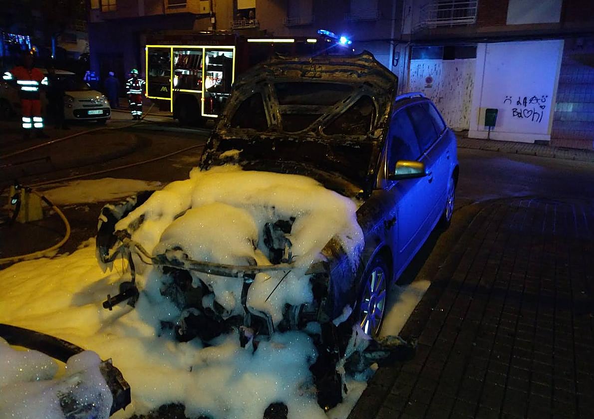 Un incendio calcina dos coches en la calle Cornatel de Ponferrada.