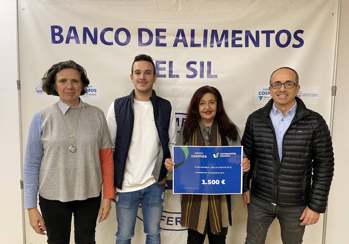 Entrega de 1.500 euros de Cosmos y sus trabajadores al Banco de Alimentos del Sil.