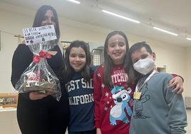 Los tres pequeños que han recaudado dinero por esta buena causa.