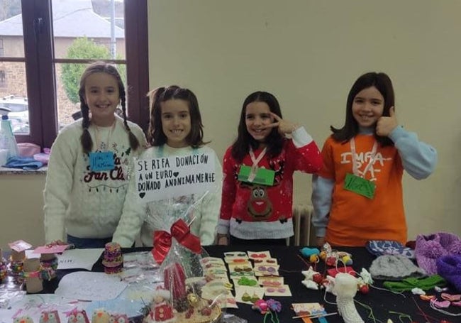 María, Noa, Gala y Saray en el mercadillo de Toreno.