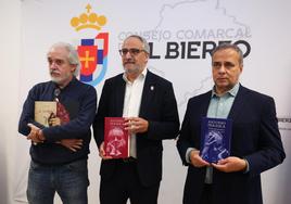 El presidente del Consejo, (C), junto al presidente de la Fundación Antonio Pereira, y el fotógrafo José Antonio Robés (I), durante la presentación del proyecto.