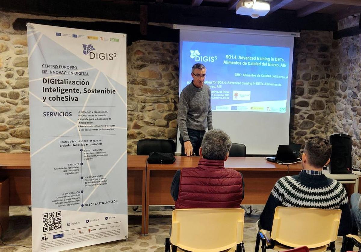 Imagen de la formación impartida por investigadores del Campus de Ponferrada a representantes de Alimentos de Calidad del Bierzo.