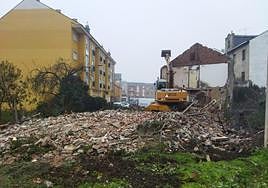 Derribo del inmueble que bloqueba la salida a la calle Badajoz de Ponferrada.