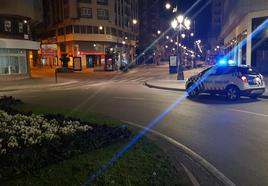 Una patrulla de la Policía Municipal en la Plaza Lazúrtegui de Ponferrada.