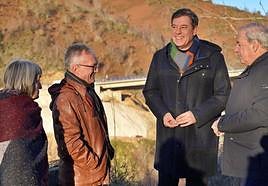 El presidente de la Comisión de Transportes del Congreso (2D) visitó la zona junto a los alcaldes de Vega de Valcarce y Pedrafita y el presidente de la Diputación de Lugo.