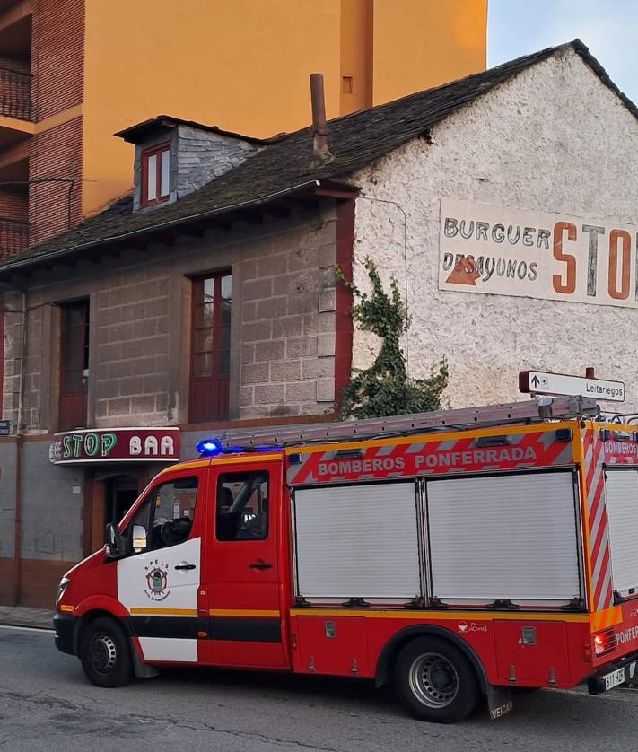 Imagen secundaria 2 - Imagen de la intervención de los bomberos.