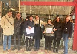 La alcaldesa de Bembibre (2D) y al concejala de Fiestas (3I) entregaron el primer premio del concurso a Alhoja Floristas.