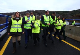 El ministro de Transportes y Movilidad Sostenible, Óscar Puente (4D) supervisa el desarrollo de las obras del Viaducto de O Castro en la autovía A-6, en el término municipal de Vega de Valcarce.