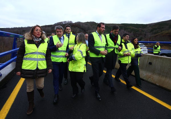 El ministro de Transportes supervisa las obras de los viaductos de O Castro en la A-6