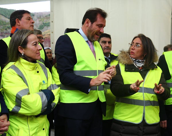 El ministro de Transportes supervisa las obras de los viaductos de O Castro en la A-6