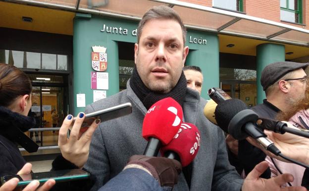 El portavoz municipal y secretario general de CB, Iván Alonso, durante su comparecencia.