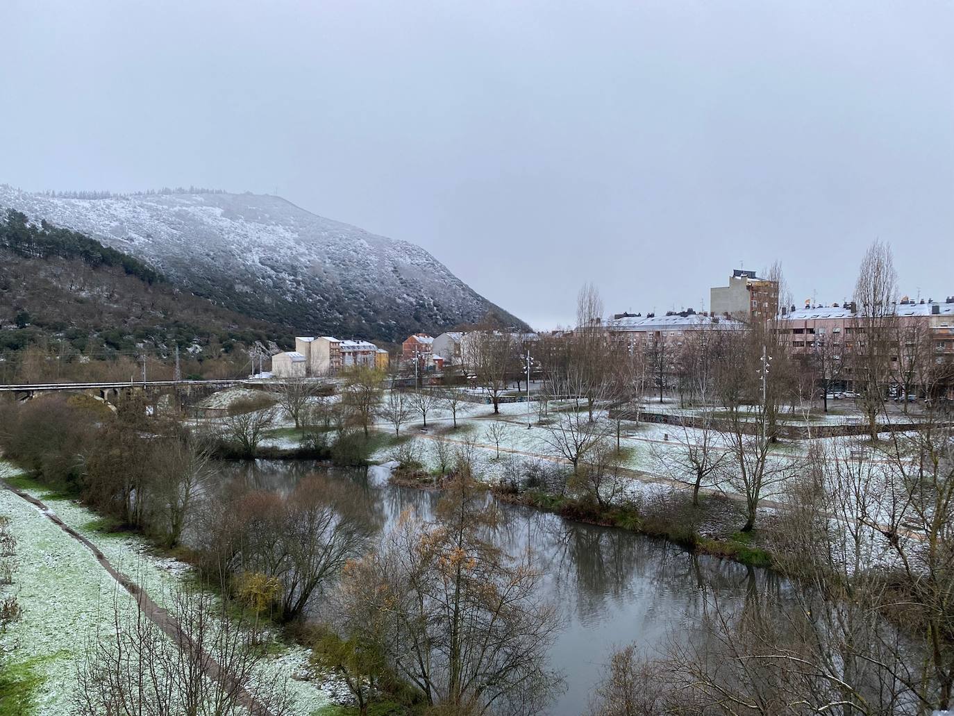 Ponferrada amanece teñida de blanco. 