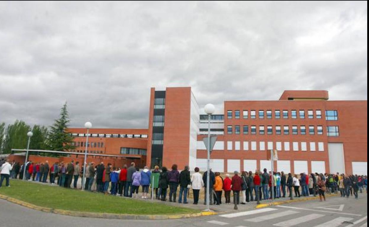 Concentración realizando una cadena humana alrededor del Hospital del Bierzo. 