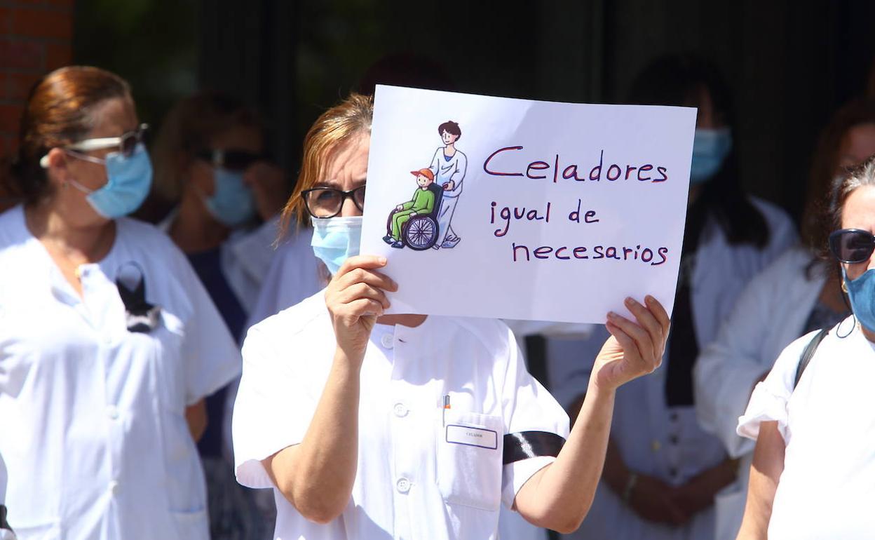 Protesta de los celadores ante el Hospital del Bierzo. 
