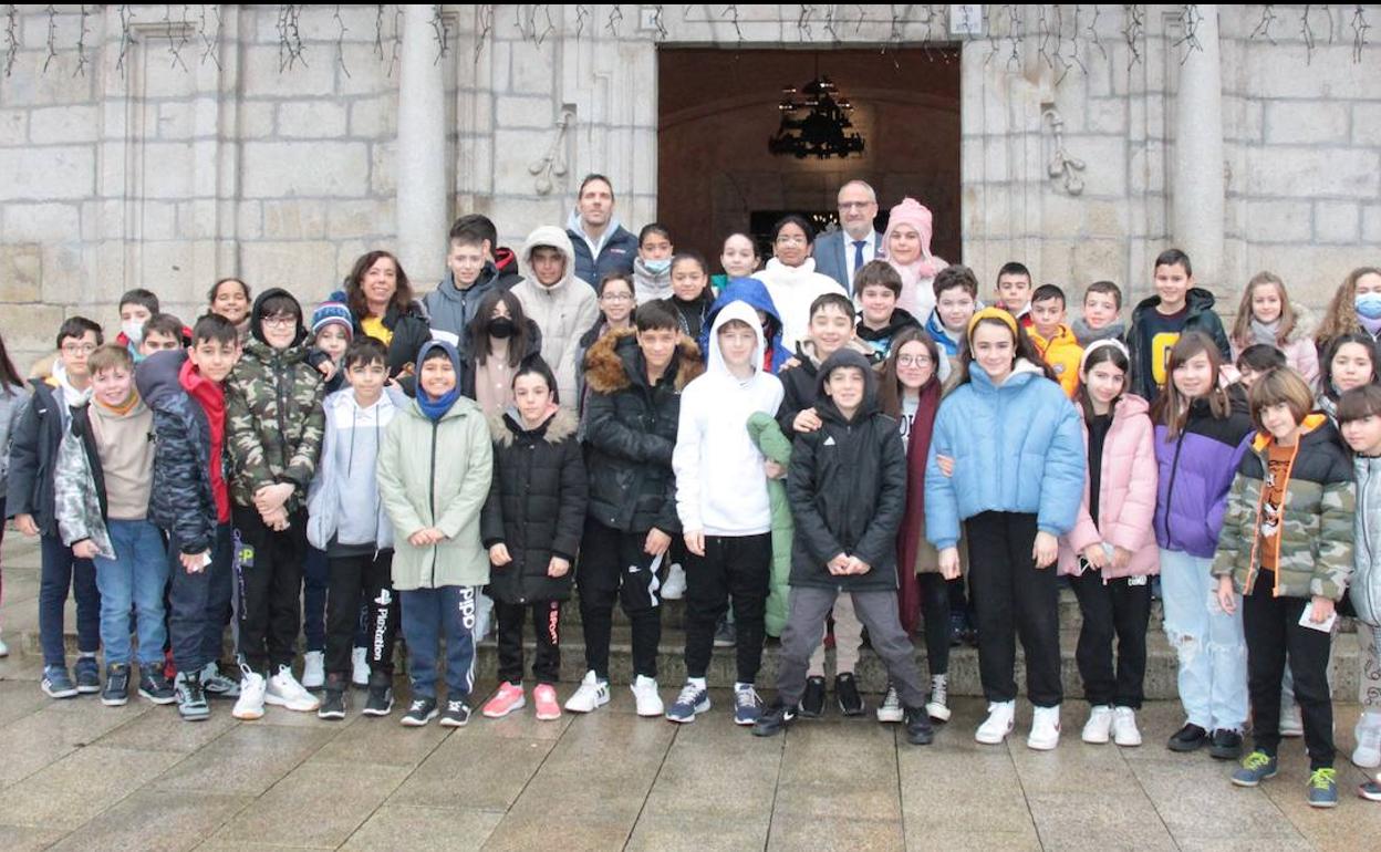 Los alumnos y profesores de La Cogolla junto al alcalde de Ponferrada, ante el Ayuntamiento.