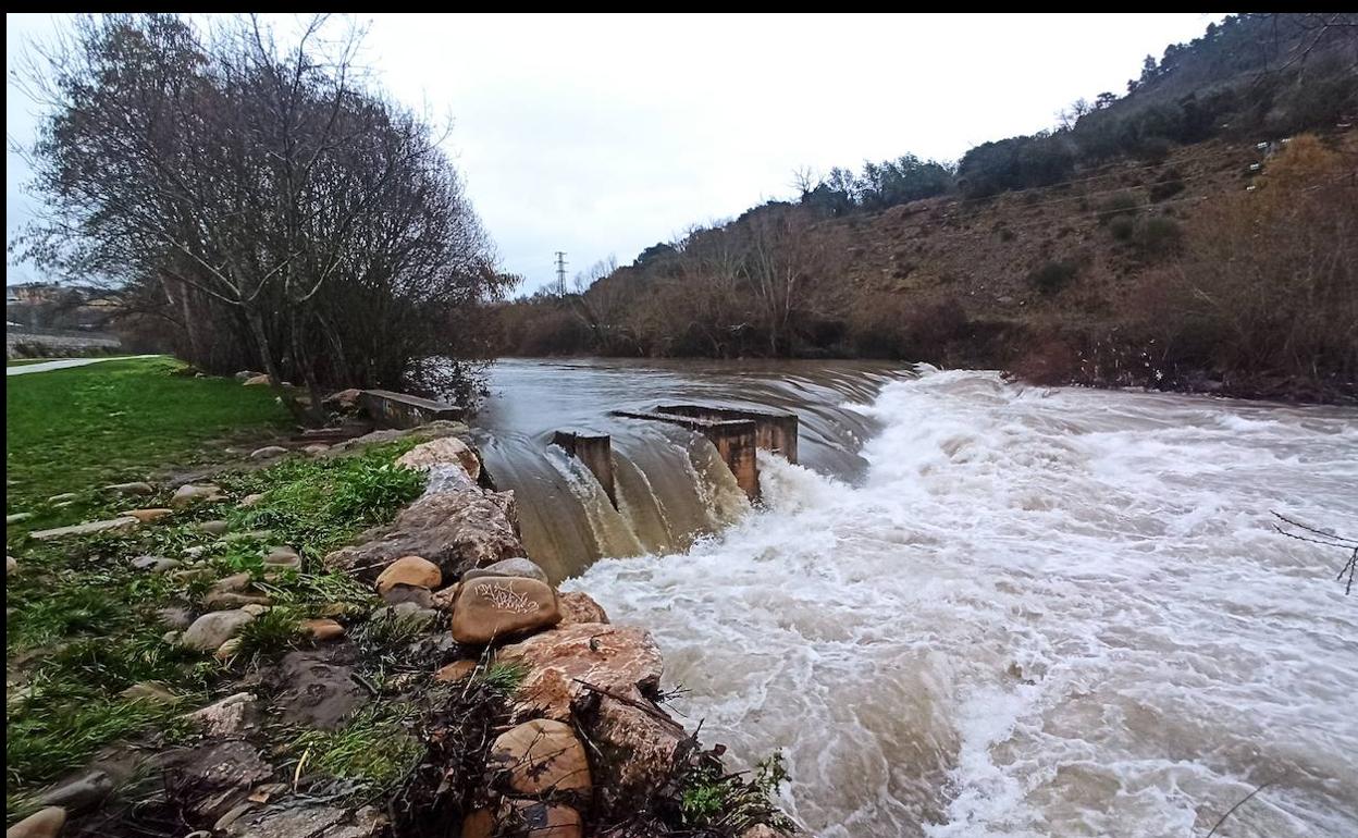  El río Sil a su paso por Ponferrada aumenta su caudal debido a las precipitaciones de los últimos días.