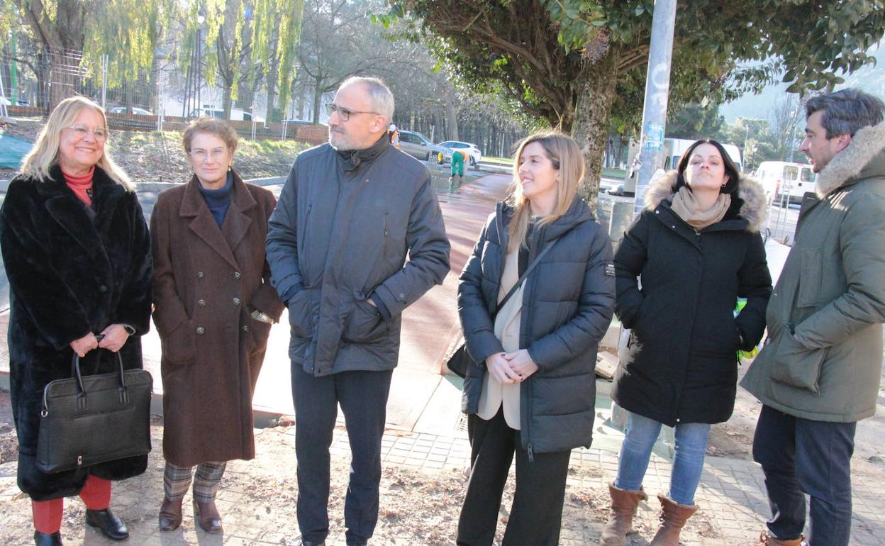 El alcalde visita la obra de remodelación de la Plaza del Diamante, en el Temple.