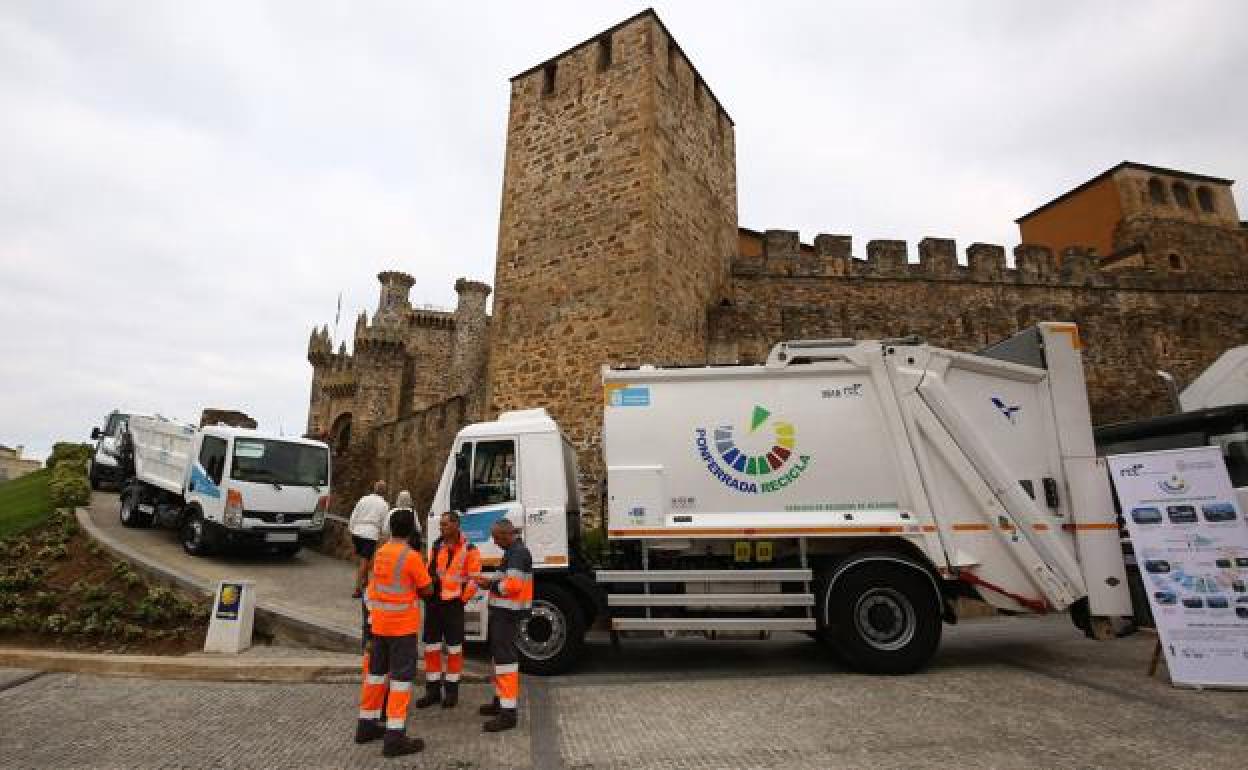 Operarios del servicio de recogida de basura y limpieza viaria de Ponferrada.