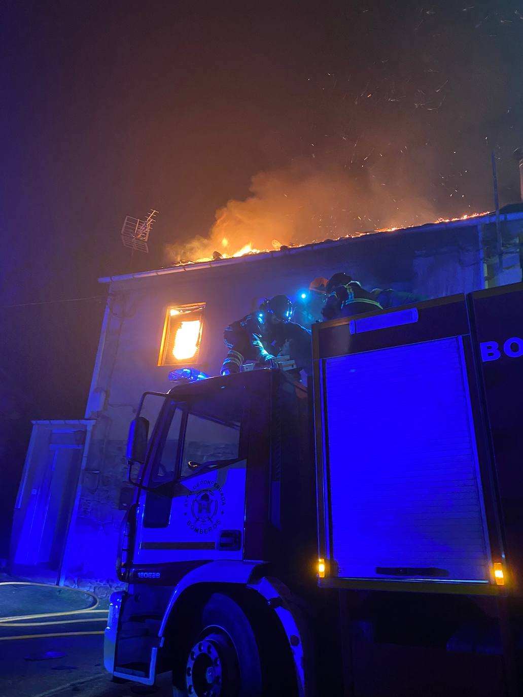 Un incendio destruye una vivienda en Berlanga del Bierzo. 