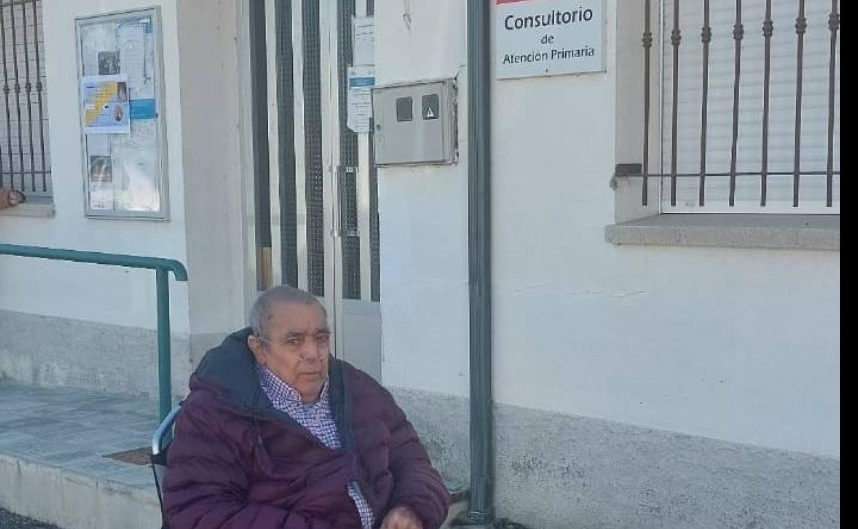 Un hombre espera a la puerta del consultorio médico de Villaverde de los Cestos.