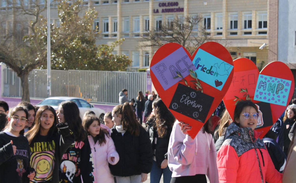 Los alumnos del colegio realizaron carteles por la paz.