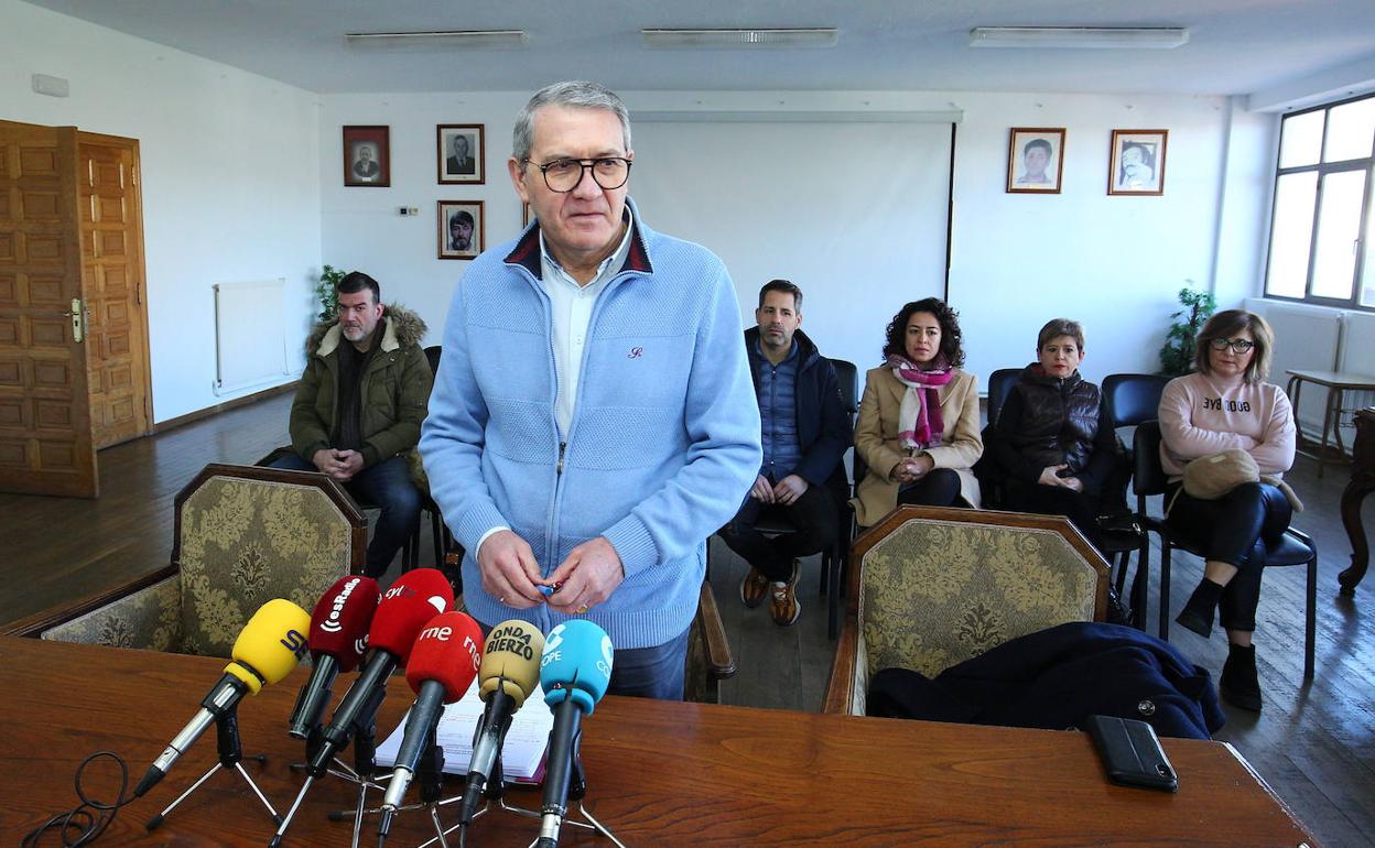 EL portavoz del Grupo Municipal del Partido Popular en el Ayuntamiento de Cacabelos, Adolfo Canedo.
