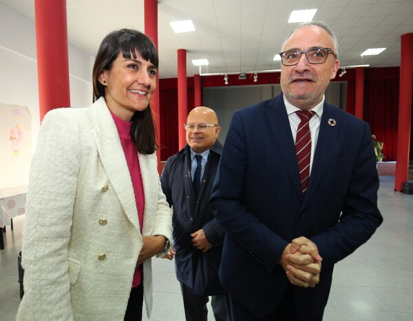 La secretaria de Estado de Telecomunicaciones e Infraestructuras Digitales, María González, en su visita al Bierzo.