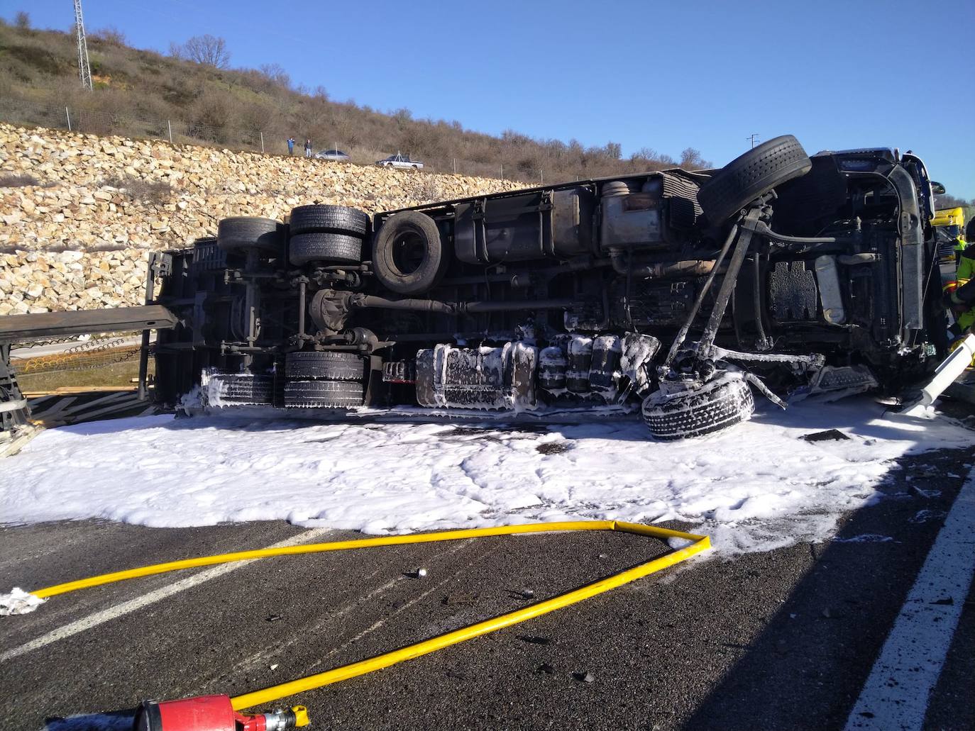 Accidente de dos camiones en la A-6 en Almázcara. 