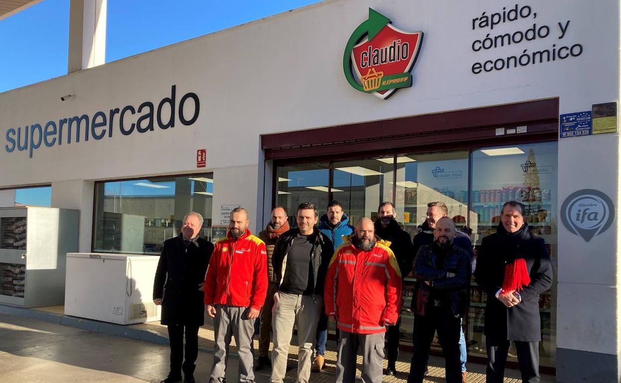 Imagen de la apertura de un supermercado Claudio Express en Bembibre.
