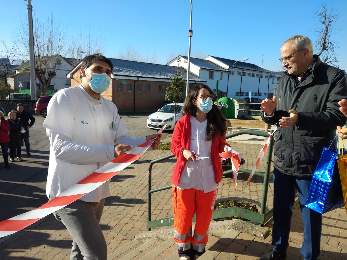 Inauguración del consultorio médico de San Andrés de Montejos. 