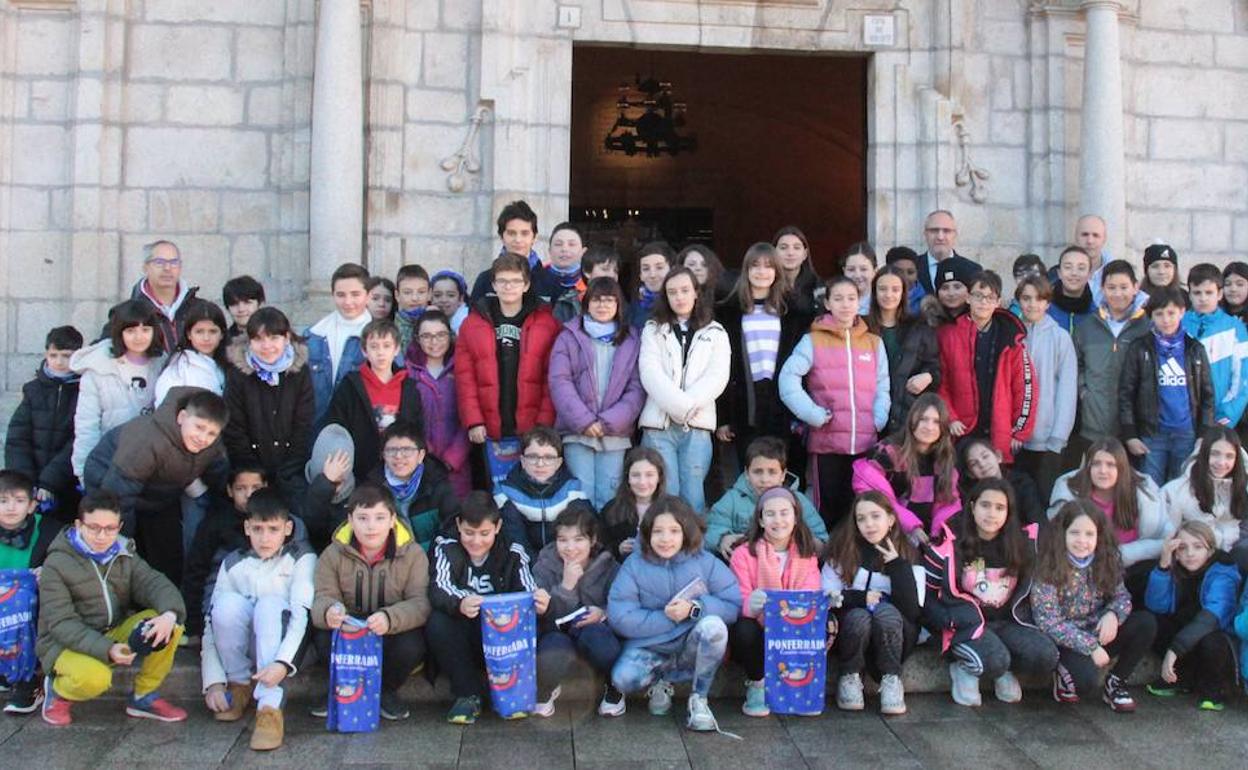 Alumnos del Colegio San Antonio de Ponferrada visitan el Ayuntamiento de Ponferrada.
