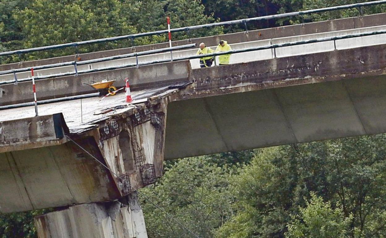 Imagen de los viaductos dañados tras el hundimiento de uno de los vanos. 
