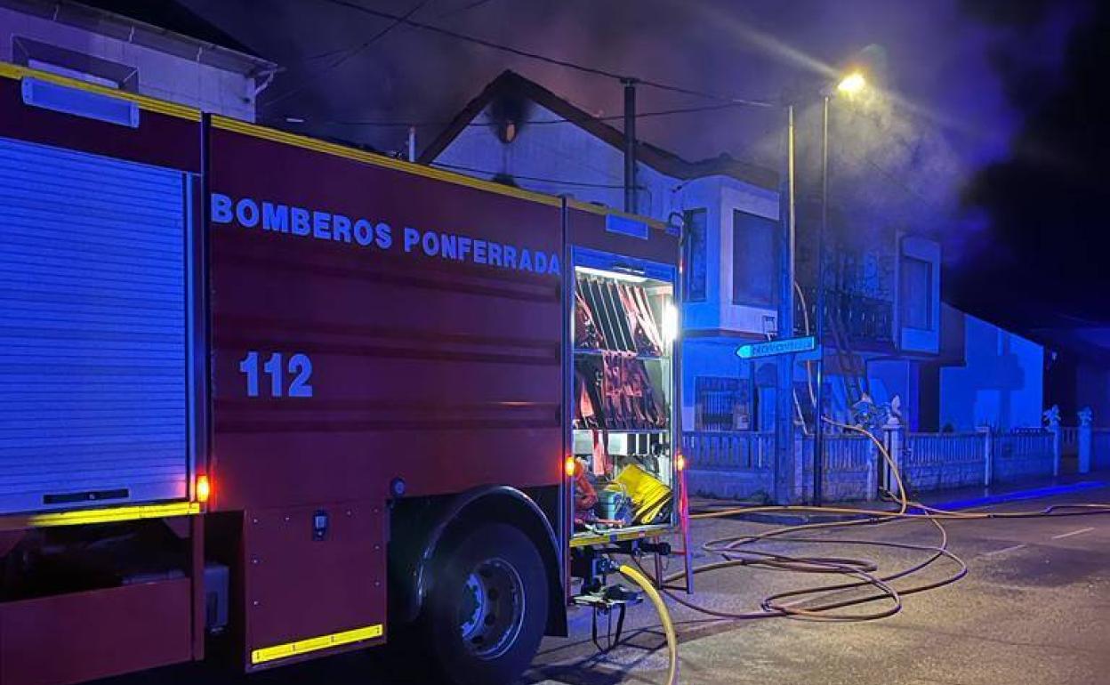 Los bomberos de Ponferrada sofocaron las llamas en el incendio de una vivienda en Carracedelo.
