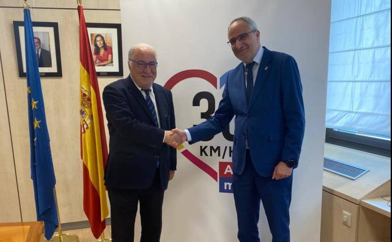 El alcalde de Ponferrada y el director geneneral de la DGT sellaron con un apretón de manos el acuerdo. 