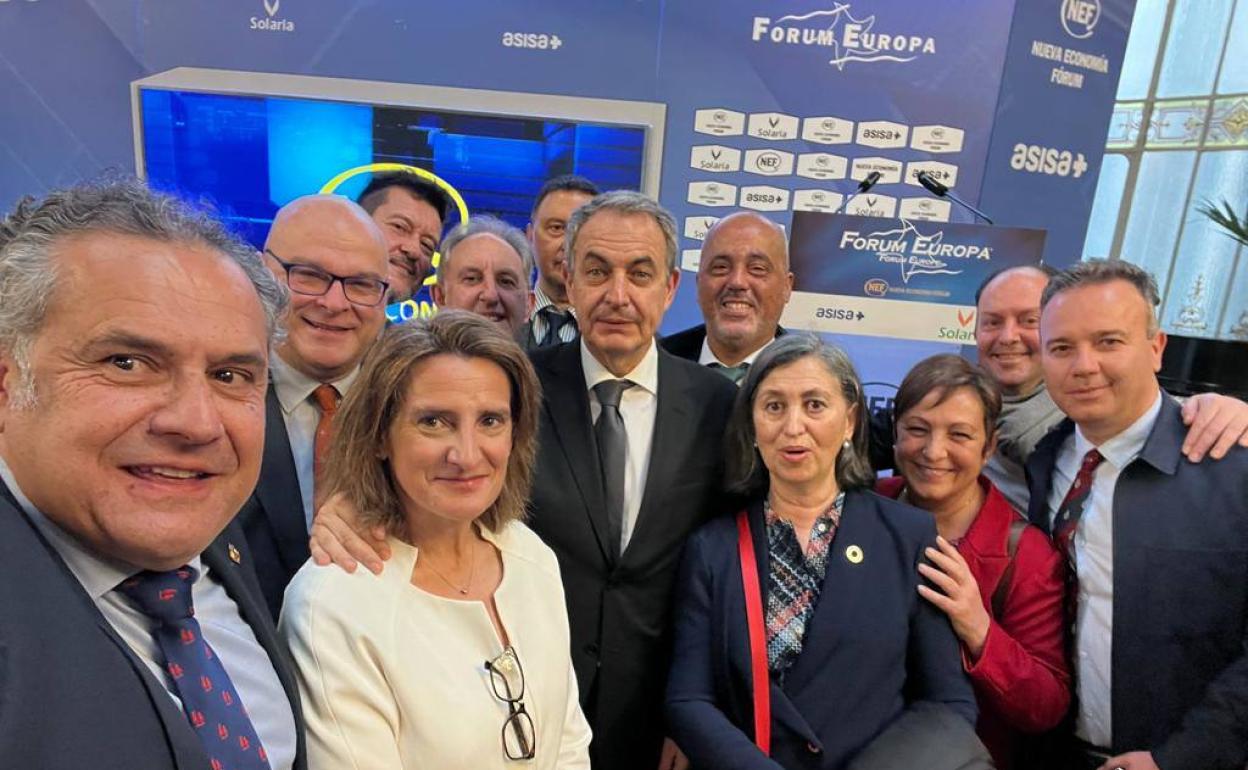 El expresidente Rodríguez Zapatero, junto a la ministra Teresa Ribera y varios senadores, entre ellos Carmen Morán.