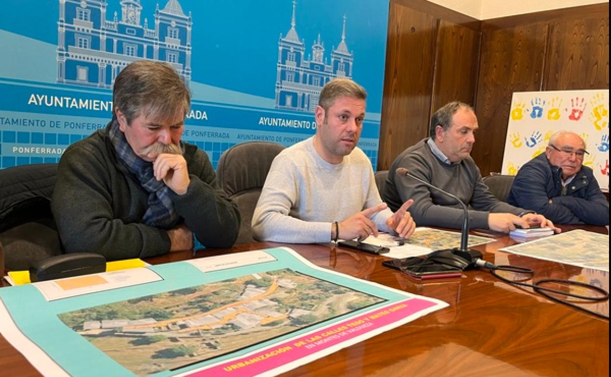 El concejal de Medio Rural de Ponferrada, Iván Alonso (C), durante la presentación del proyecto de urbanización de la localidad de Montes de Valdueza.
