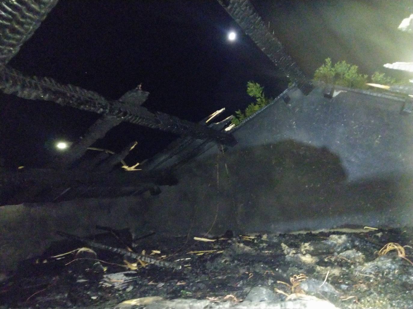 El fuego originado en la chimenea destruyó la cubierta de la vivienda.
