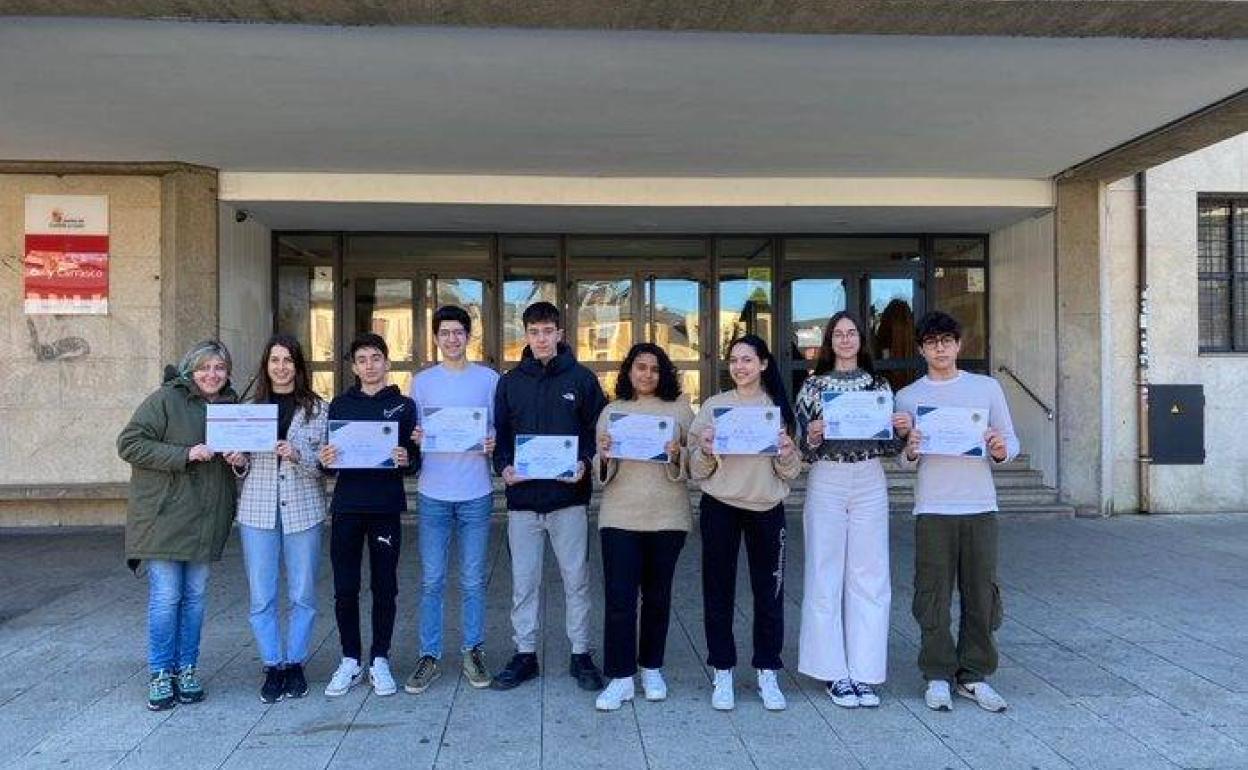 Alumnos del Gil y Carrasco ganadores de la Liga Provincial de Debate.