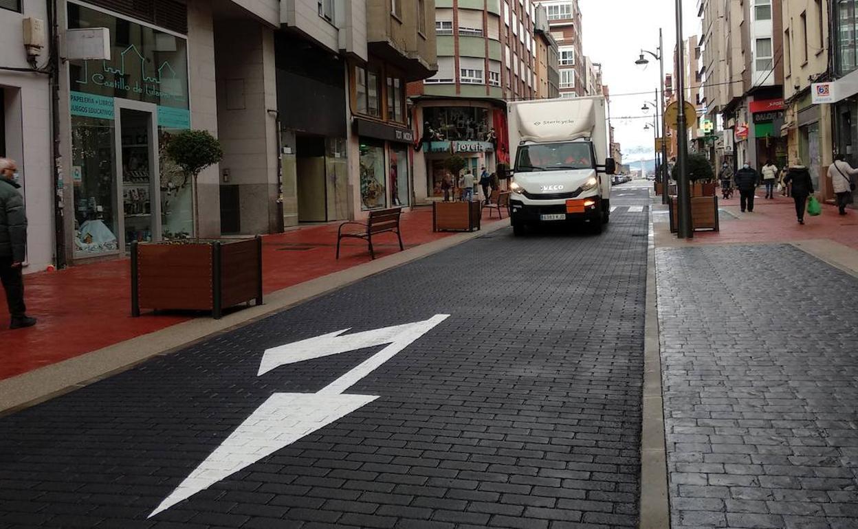 Un camión circula por la calle Gómez Núñez de Ponferrada.