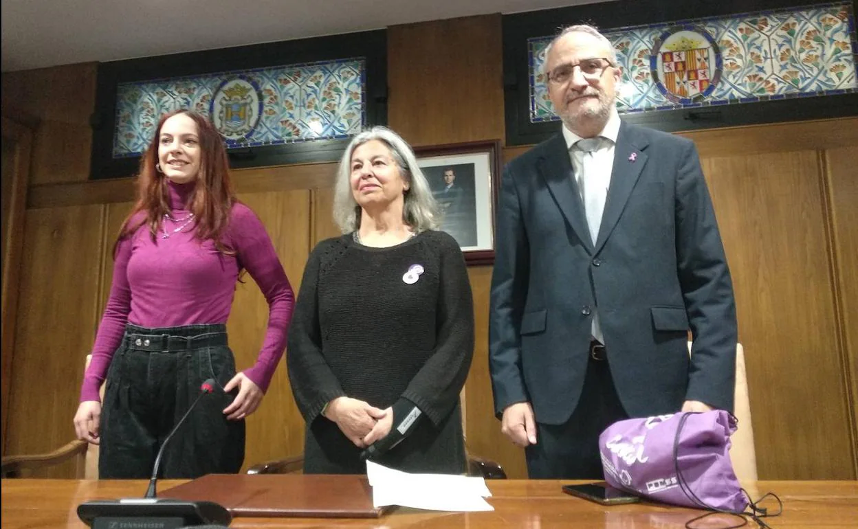 El alcalde, la edil de Bienestar Social y la presidente del Consejo Municipal de la Mujer (C), en el acto institucional del 8-M en Ponferrada.