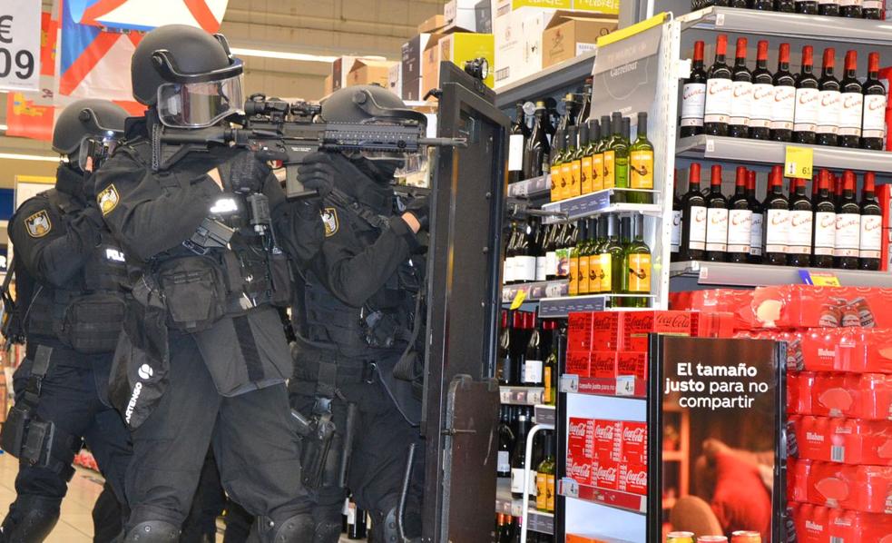 Efectivo de los GEO y GOES durante el espectacular simulacro desarrollado en Ponferrada. 