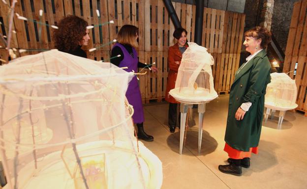 El Museo de la Energía de Ponferrada instala unas «esculturas nido» para la cría de gusanos de seda
