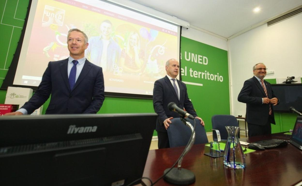 El presidente del Senado participa en Ponferrada en un acto por el 50 aniversario de la Universidad Nacional de Educación a Distancia (Uned). 