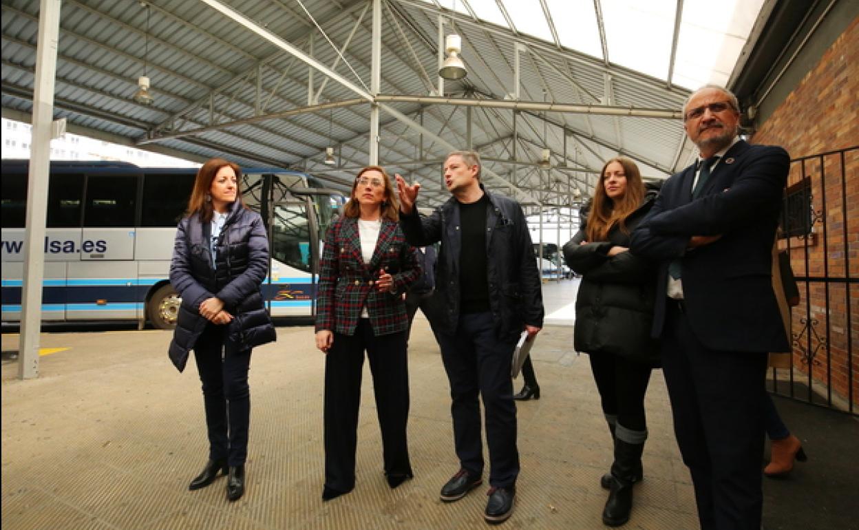 La consejera de Movilidad (2I) visitó este martes la estación de autobuses de Ponferrada