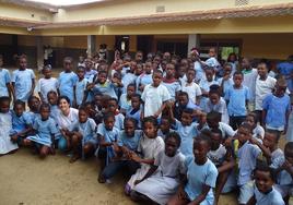 La enfermera berciana Carmen Álvarez Vilas con los niños participantes en el proyecto Intergeneracional en la Comunidad de Santo Amaro en Santo Tomé y Príncipe, realizado a través de su ONG Cooperación Bierzo Sur.