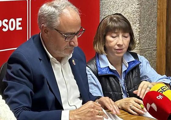 El portavoz socialista, Olegario Ramón, y la concejala Mabel Fernández.