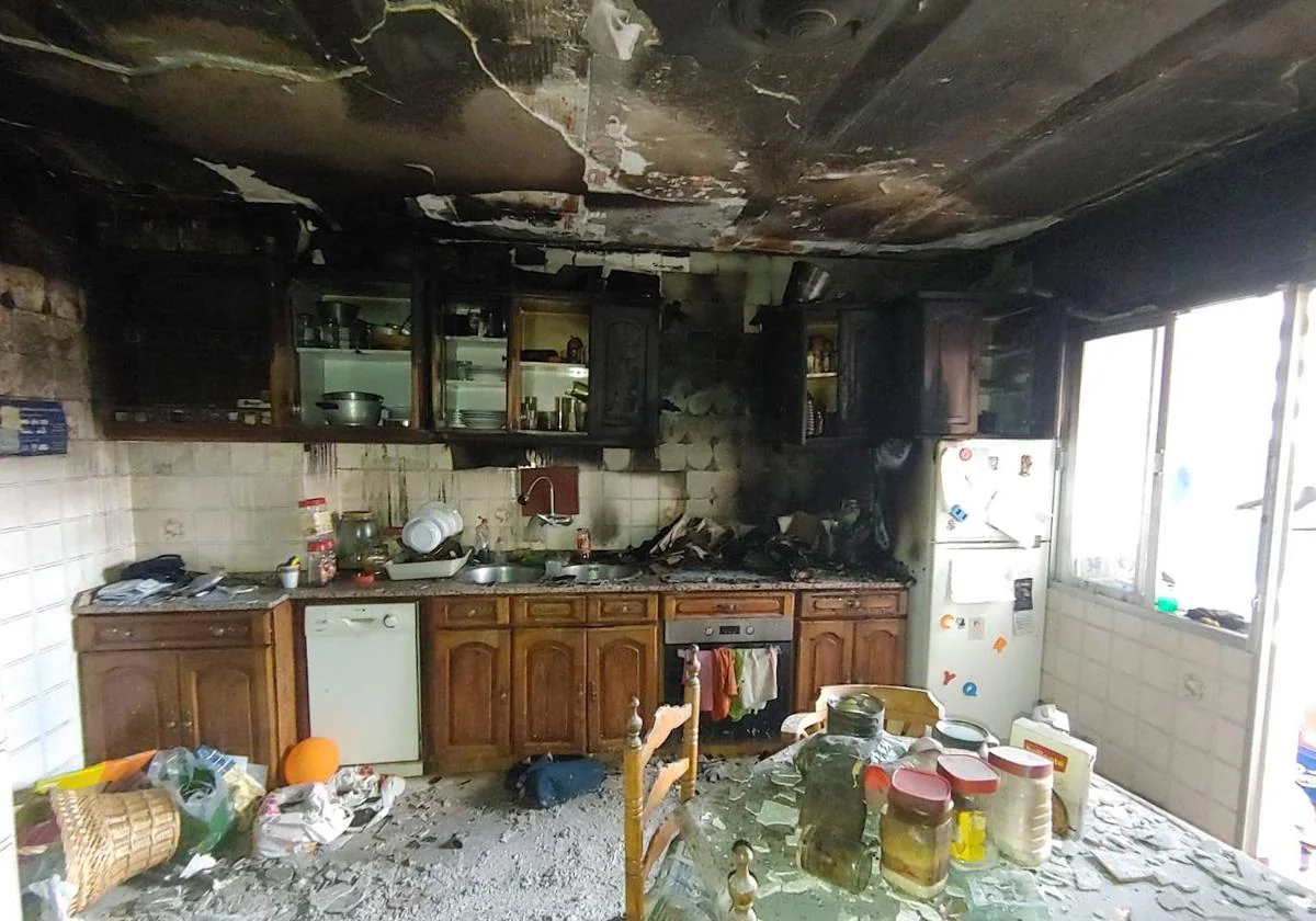 Un fuerte incendio calcina una cocina en Ponferrada
