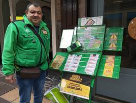 El agente vendedor de la Once, Rufino Álvarez, en su puesto en la avenida de España de Ponferrada