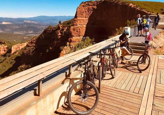 Ciclistas en Las Médulas.