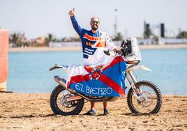 El mecánico berciano Alberto Yáñez posa con la bandera del Bierzo tras finalizar el Dakar.